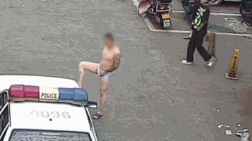 【每日平安169】裸体小伙脚踩警车发圈终被拘留,奇葩小偷钱藏警局旁边每天检查